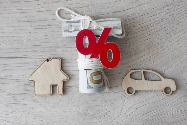Model auta a domu se znaménkem procenta jako symbol slevy. — Stock fotografie