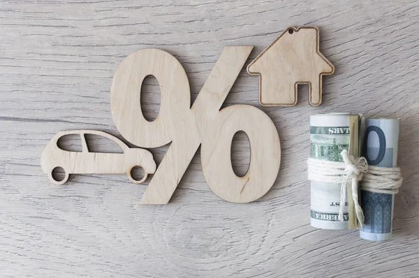 Car and house model with percent sign as a symbol of discount. — Stock Photo, Image