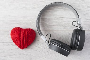 Üzerinde kırmızı kalp olan siyah bir kulaklığın üst görüntüsü.