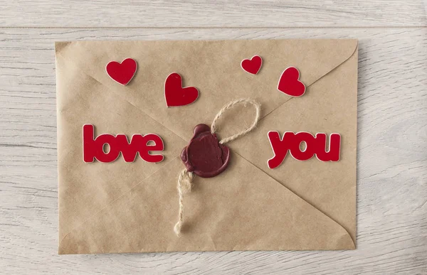 Fond Saint-Valentin, enveloppe marron avec le mot amour — Photo