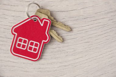 Ahşap ev şeklindeki anahtar