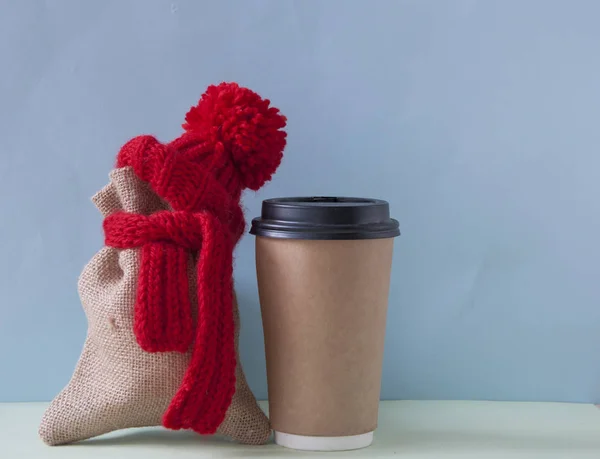 Carta tazza di caffè con sacco di iuta su sfondo colorato un — Foto Stock