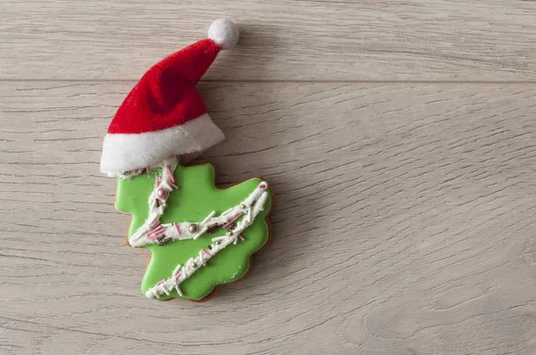 Árvore de Natal em forma de cookies sobre fundo de madeira — Fotografia de Stock