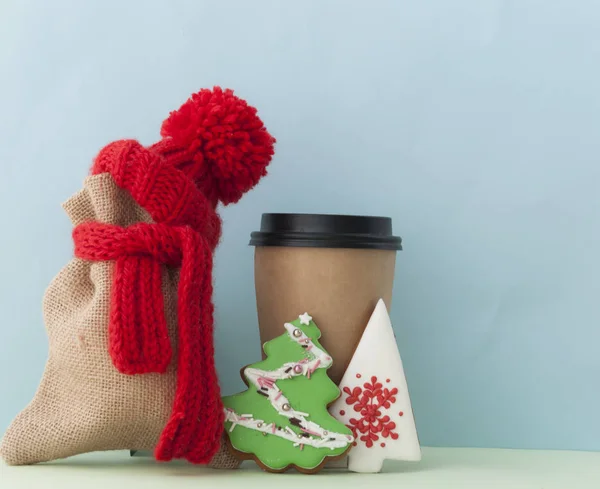 Paper cup of coffee with burlap sack over colorful background an — Stock Photo, Image