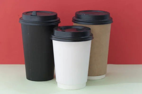 Tre caffè da asporto in termo tazza di cartone — Foto Stock