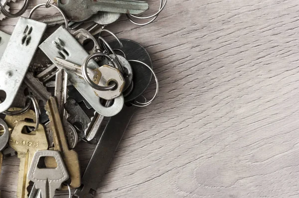 Gruppo delle chiavi d'annata diverse a una porta e mobili — Foto Stock