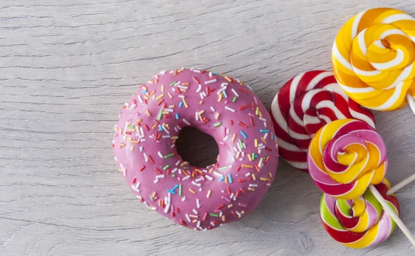 Doces coloridos. Pirulitos e donuts. Vista superior com espaço para y — Fotografia de Stock