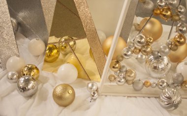 Gümüş arka planda güzel gümüş ve altın noel baloları