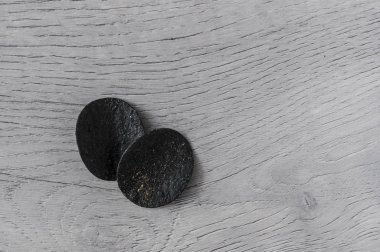 Tahta masada bir sürü patates cipsi var. Üst görünüm