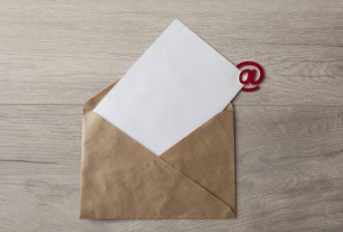 Boş kağıt zarflar açık tahta masa zemininde.