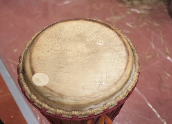 Tambour africain en bois. Percussion traditionnelle africaine Djembe — Photo