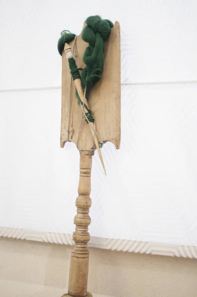 Old fashioned wooden distaff, spindle, spinning wheel. — Stock Photo, Image