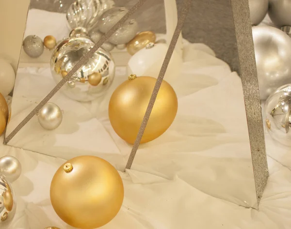 Hermosas bolas de plata y oro de Navidad sobre un fondo de plata —  Fotos de Stock