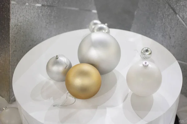 Mooie zilveren en gouden kerstballen op een zilveren achtergrond — Stockfoto