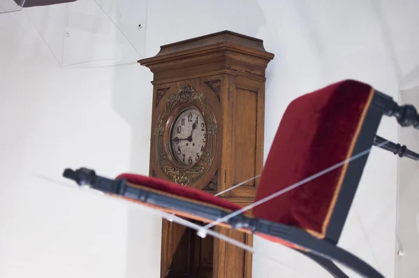 Interieur van een mooie oude kamer met rode fauteuils tegen een wo — Stockfoto