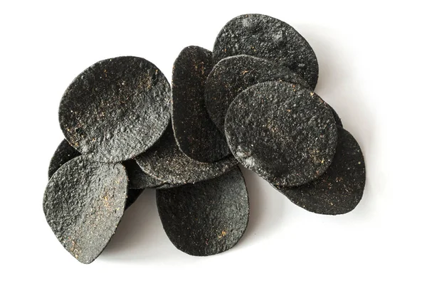 Pilha batatas fritas pretas no fundo branco. Vista superior — Fotografia de Stock