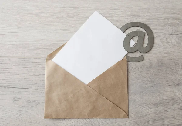 Envelopes de papel em branco sobre fundo mesa de madeira luz . — Fotografia de Stock