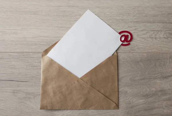 Envelopes de papel em branco sobre fundo mesa de madeira luz . — Fotografia de Stock