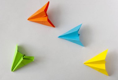 Beyaz arka planda kağıt uçak. Farklı bakış açısı yaratıcı ve ben...