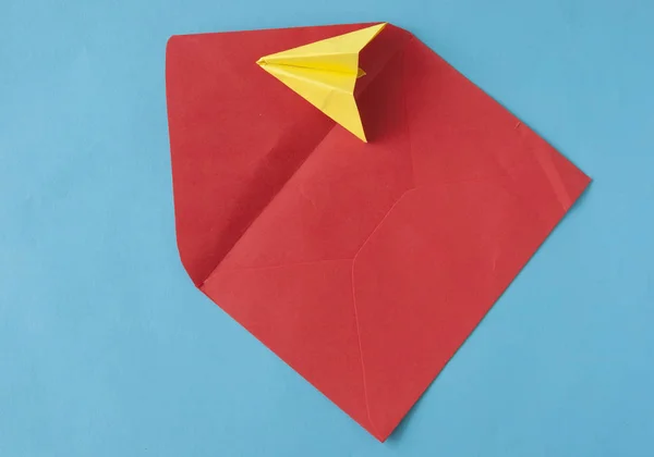 .Modell von Papierfliegern auf farbigem Hintergrund. Freiraum für Text — Stockfoto