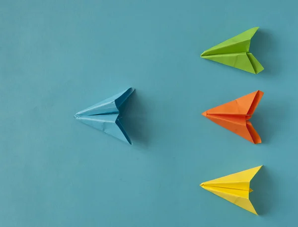 Paper plane on blue background. Different vision creative and In — Stock Photo, Image