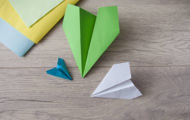 Ahşap masa arkasında kağıt uçak