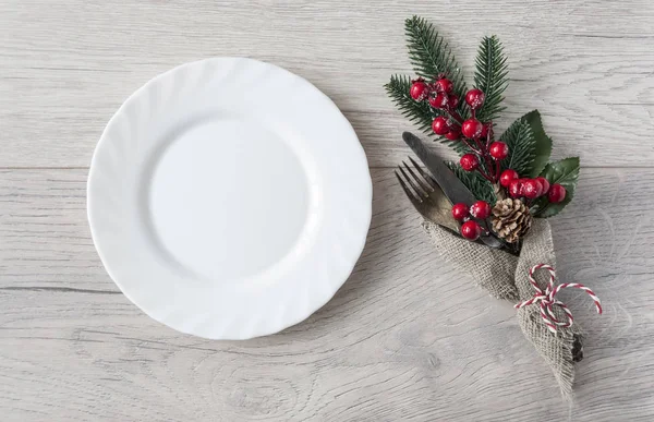 Weihnachtstisch gedeckt. Hintergrund Feiertage — Stockfoto