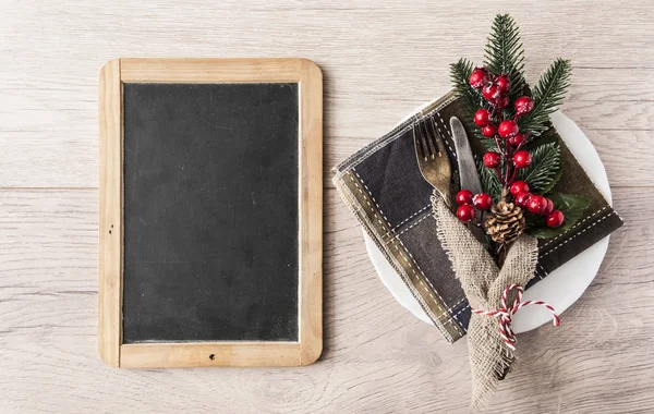 Kreidetafel für Ihr Weihnachtsmenü und Tafelsilber. Ansicht von oben — Stockfoto