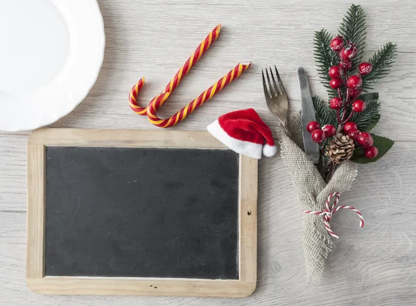 Kreidetafel für Ihr Weihnachtsmenü und Tafelsilber. Ansicht von oben — Stockfoto