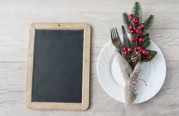 Tablica do bożonarodzeniowego menu i srebrna zastawa. Widok z góry — Zdjęcie stockowe