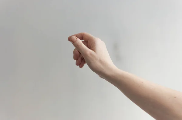 Plano de papel na mão mulher sobre fundo branco — Fotografia de Stock