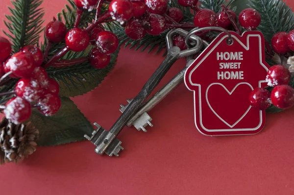 Christmas decoration: decorative house and key to the lock. Conc — Stock Photo, Image