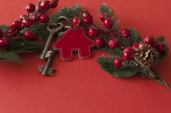 Christmas decoration: decorative house and key to the lock. Conc — Stock Photo, Image