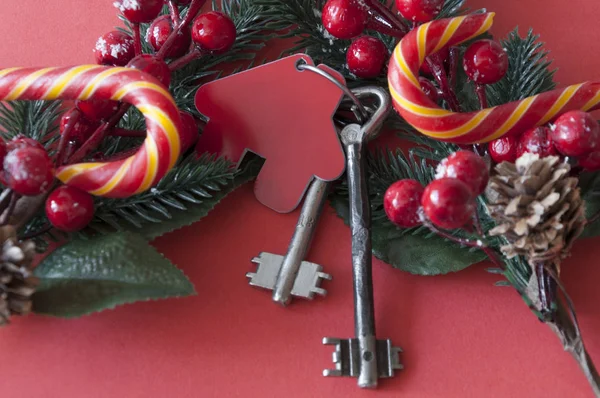 Weihnachtsdekoration: dekoratives Haus und Schlüssel zum Schloss. Es geht um die Frage, ob es sich bei den Opfern um Zivilisten handelt oder um Zivilisten, die getötet wurden. — Stockfoto