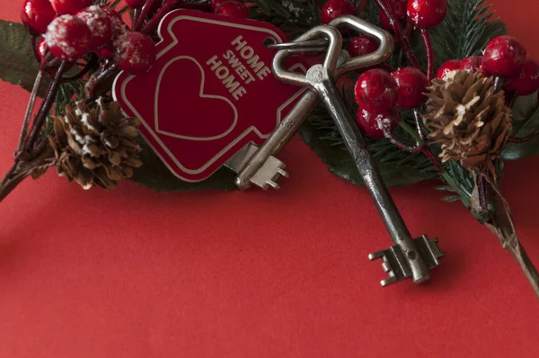 Christmas decoration: decorative house and key to the lock. Conc — Stock Photo, Image