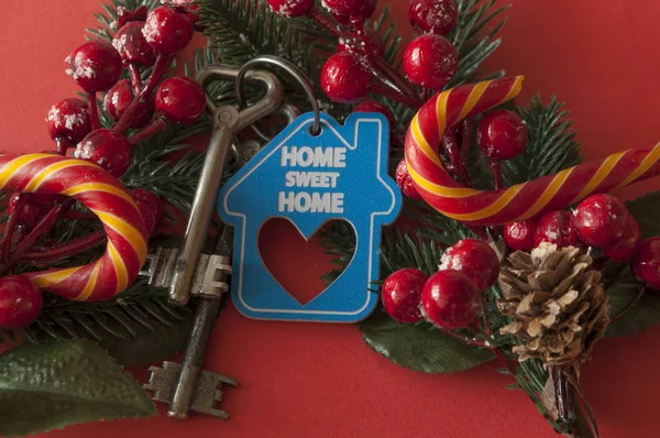 Karácsonyi dekoráció: dekorációs ház és kulcs a zárhoz. Fordította: — Stock Fotó