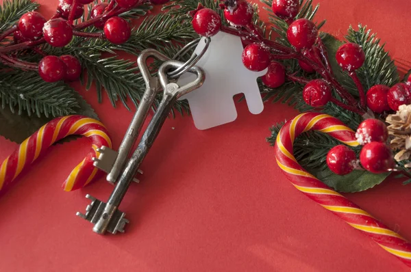 Kerstversiering: decoratief huis en sleutel van het slot. Conc — Stockfoto