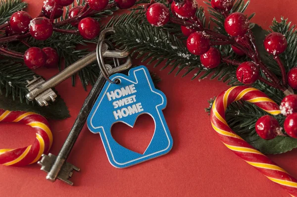 Decoración de Navidad: casa decorativa y llave de la cerradura. Conc. —  Fotos de Stock