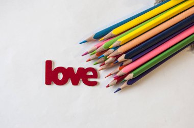 Süslü, kırmızı kalpli, renkli kalemli, düz kalpli Kelime Aşkı