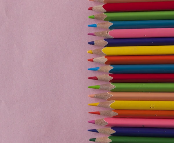 Crayons de couleur et fond de papier — Photo