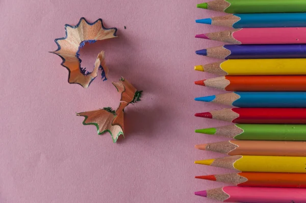 Crayons de couleur et fond de papier — Photo