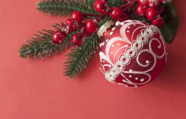 Muitas bolas de Natal vermelho no fundo vermelho com espaço de cópia. Novo — Fotografia de Stock