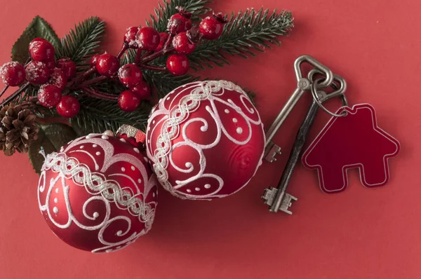 Dos llaves vintage y bolas de Navidad sobre fondo de papel rojo — Foto de Stock
