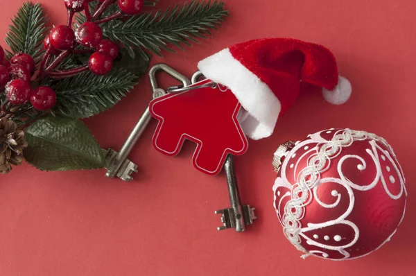Two vintage key and Christmas balls on red paper background — Stockfoto