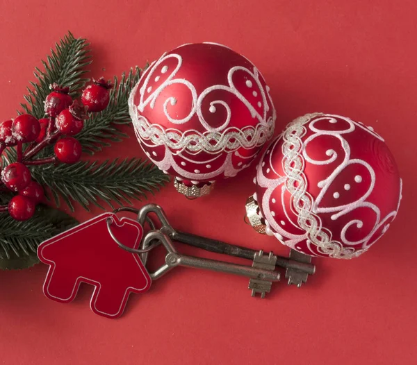 Два винтажных ключа и рождественские шары на фоне красной бумаги — стоковое фото