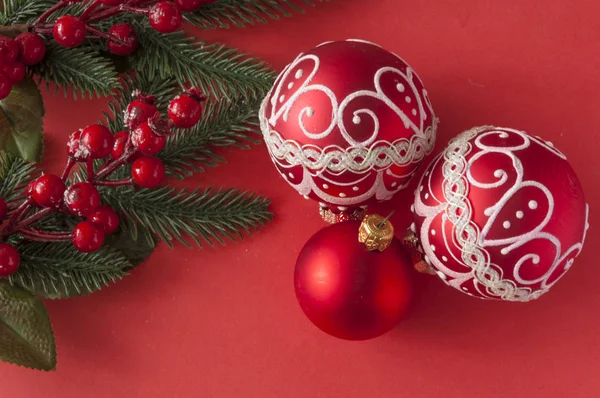 Много красных рождественских шаров на красном фоне с копированием пространства. Новые — стоковое фото
