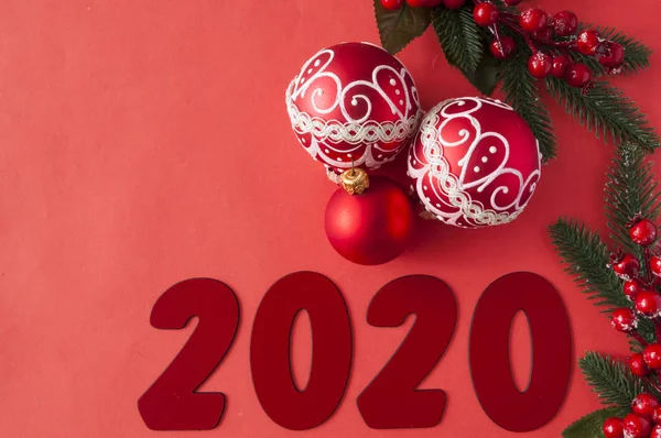 Bola roja de Navidad y decoraciones de Año Nuevo. Piso tendido, vista superior , — Foto de Stock