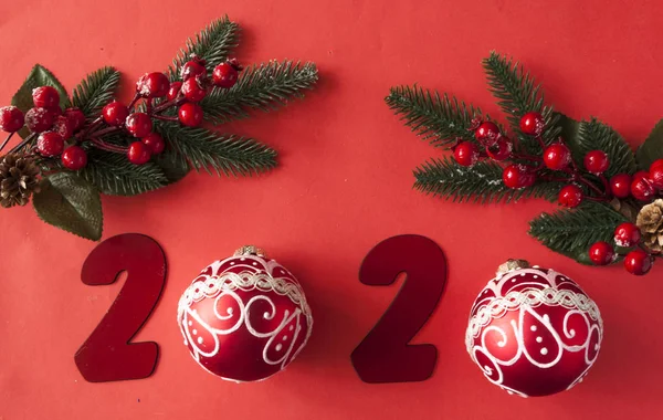 Noel kırmızı topu ve yeni yıl süslemeleri. Düz yatış, üst görünüm, — Stok fotoğraf
