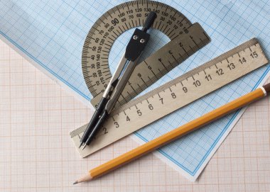 Grafik kağıdındaki pusula, kalem ve cetvel ile geometri seti