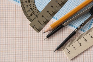 Grafik kağıdındaki pusula, kalem ve cetvel ile geometri seti